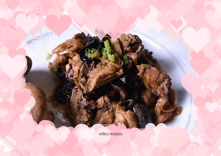Steamed chicken with fungus and mushrooms