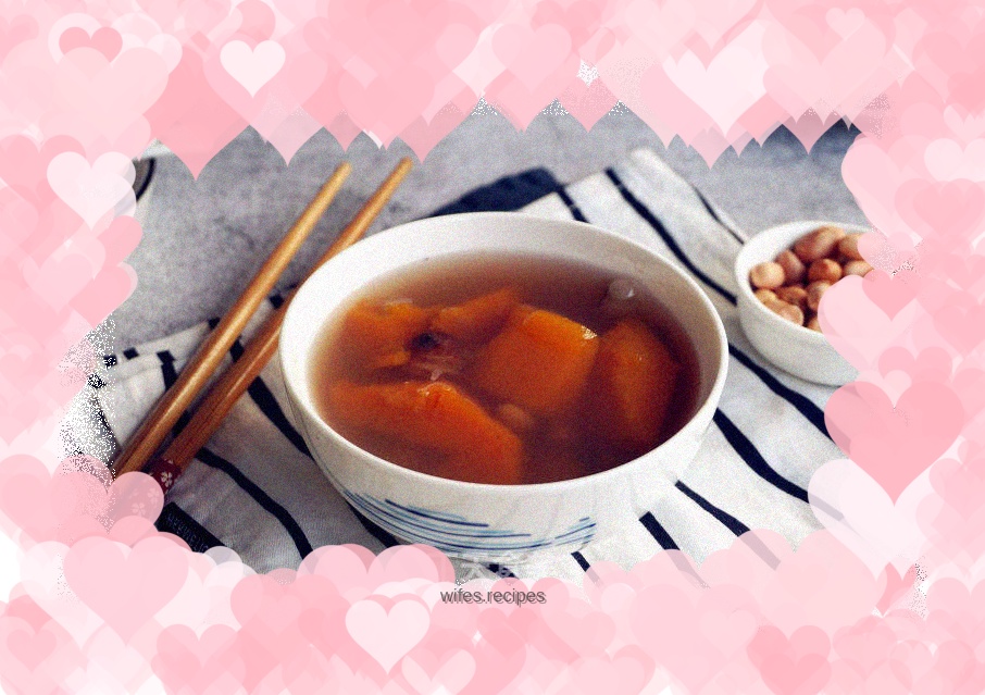 Papaya, lotus seeds and crucian carp soup