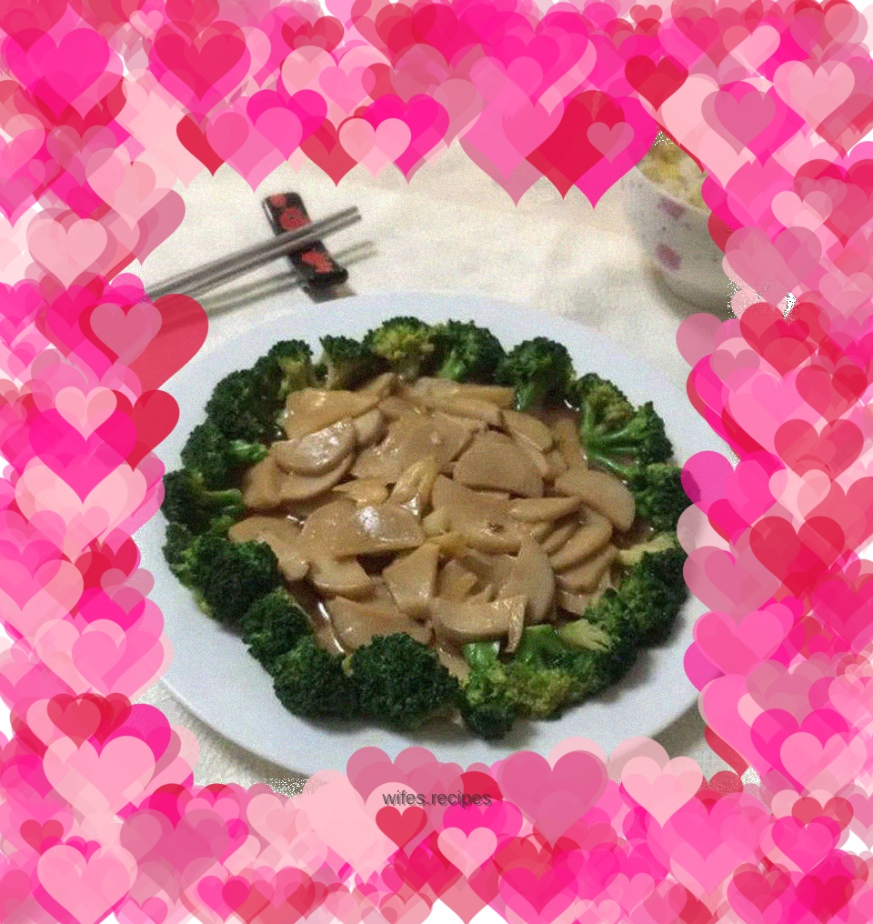 Stir-fried broccoli with king oyster mushrooms