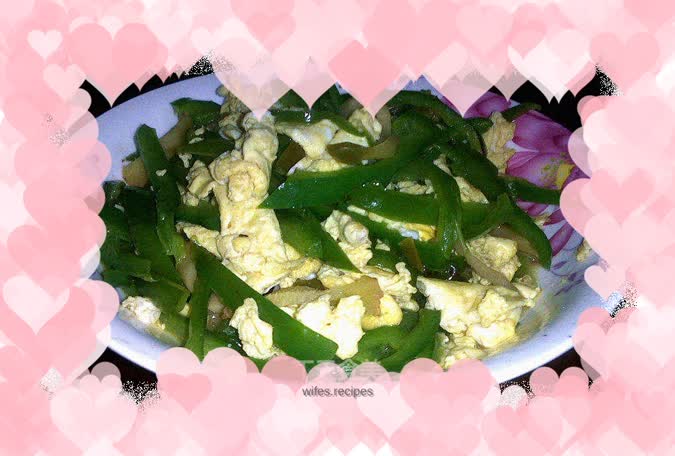 Fried eggs with green pepper and pickled mustard