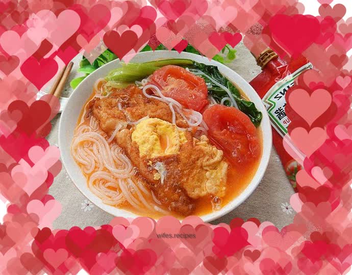 Sweet and sour taste: rice noodles with tomato sauce