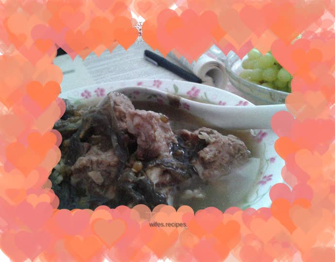 Braised pork ribs with seaweed and mung beans