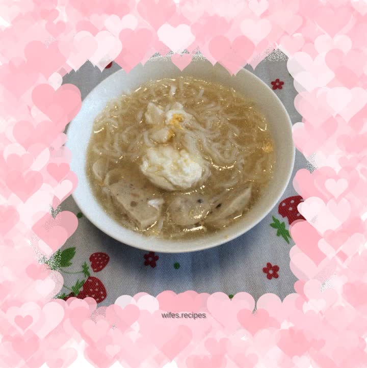 Meatballs, egg and rice noodles