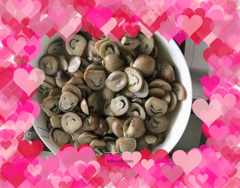 Stir-fried straw mushrooms