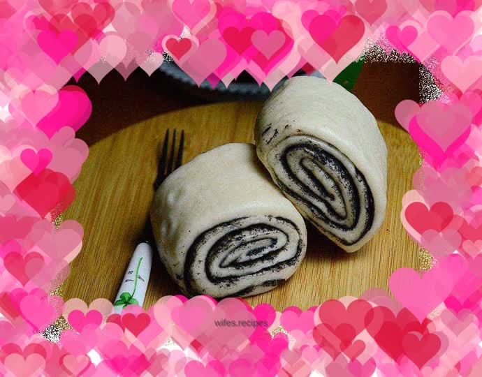 Black sesame sauce cinnamon rolls