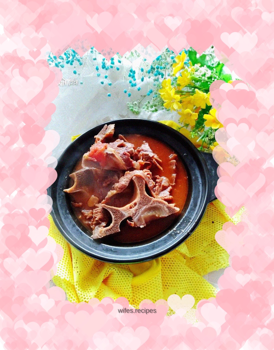 Beef bones stewed with tomatoes