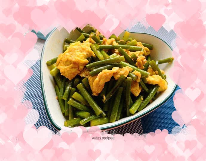 Fried eggs with garlic