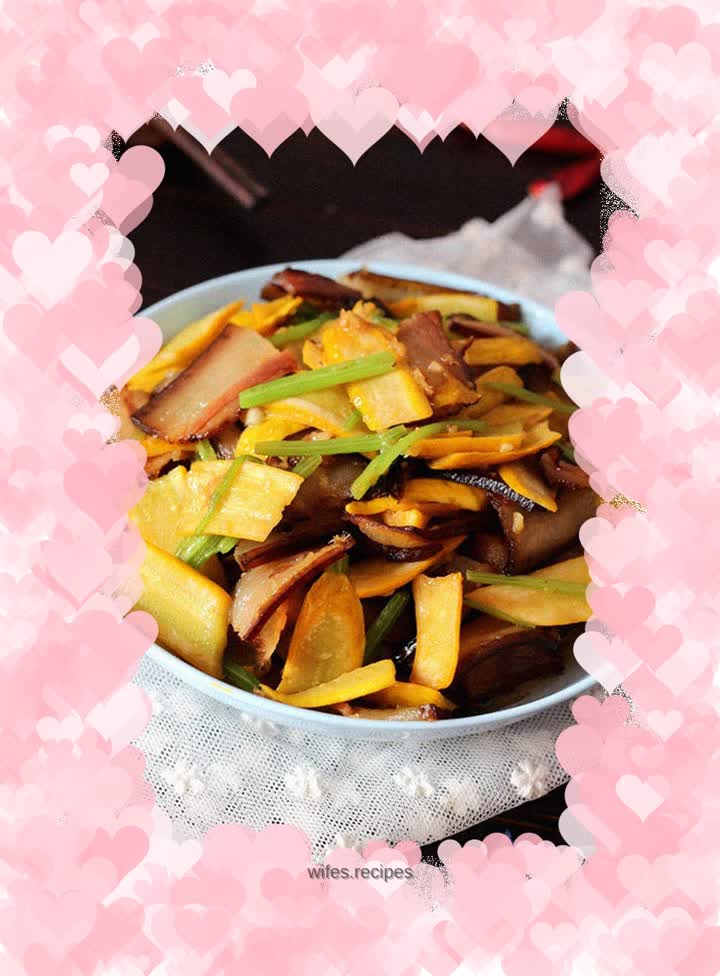 Stir-fried bacon with banana and zucchini