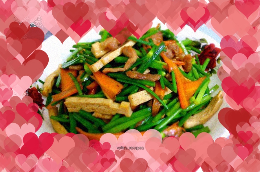 Stir-fried pork with chive flowers