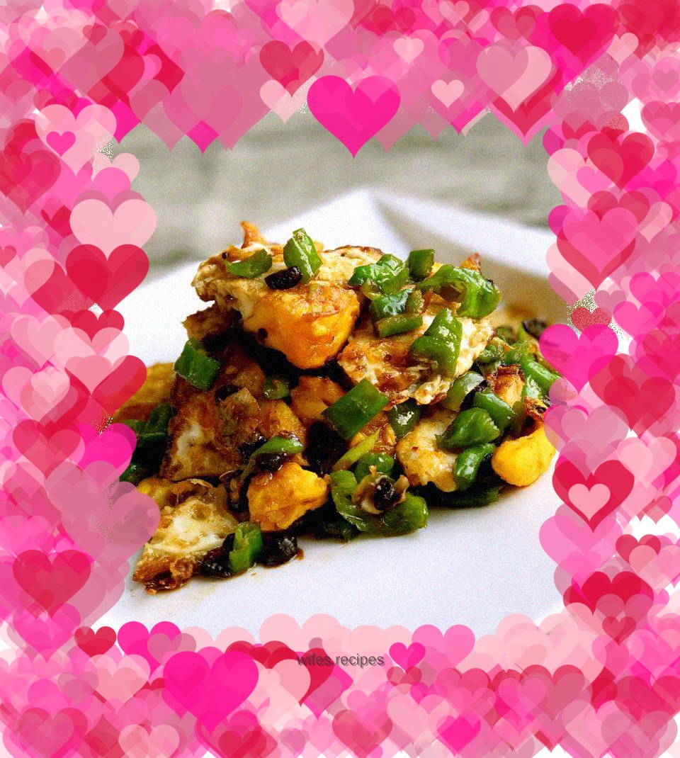 Poached eggs with black pepper