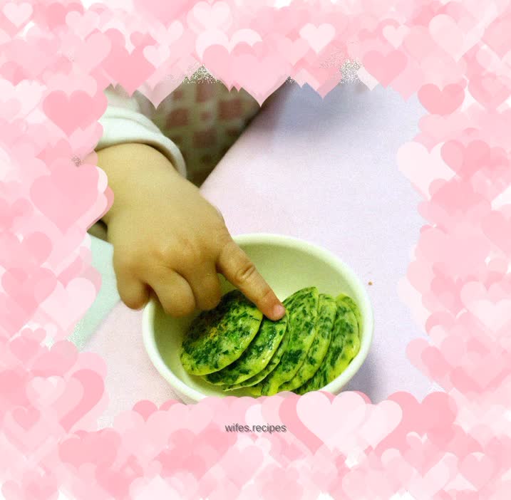 Baby food supplement: spinach and shrimp skin egg pancake