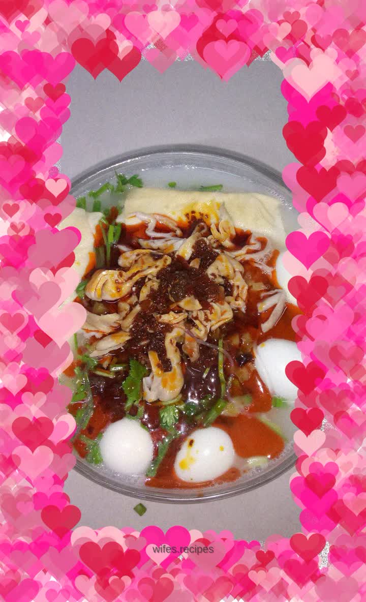 Large intestine, louvered leaves, quail eggs and vermicelli soup