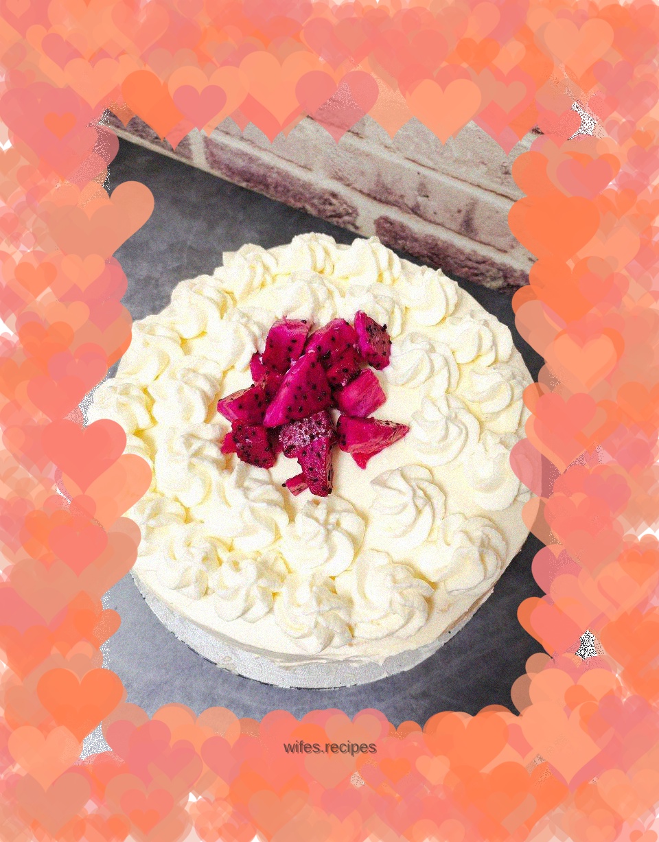 Dragon fruit cream cake, I made it on my daughter’s birthday on October 3rd. It’s simple and elegant, delicious, not sweet, not greasy, and has a particularly good texture