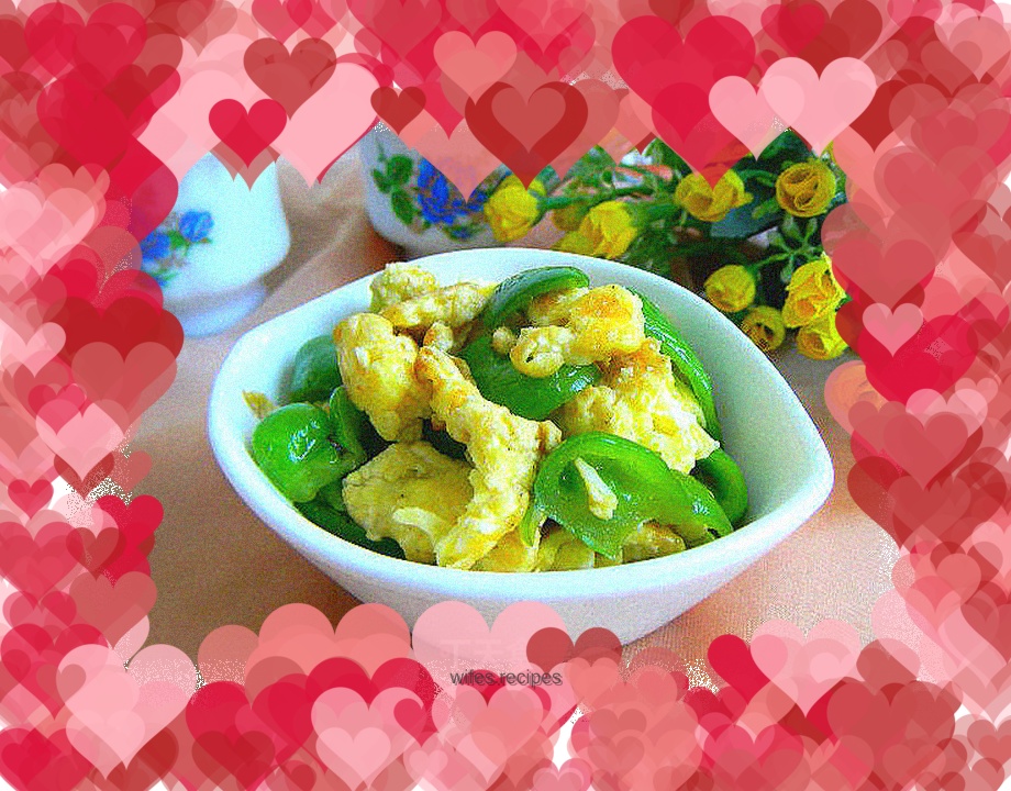 Fried eggs with green pepper