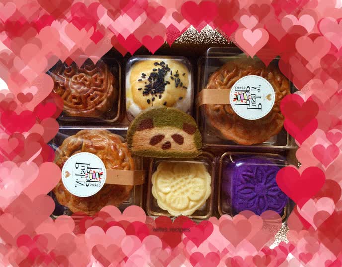 Cantonese egg yolk lotus paste mooncake