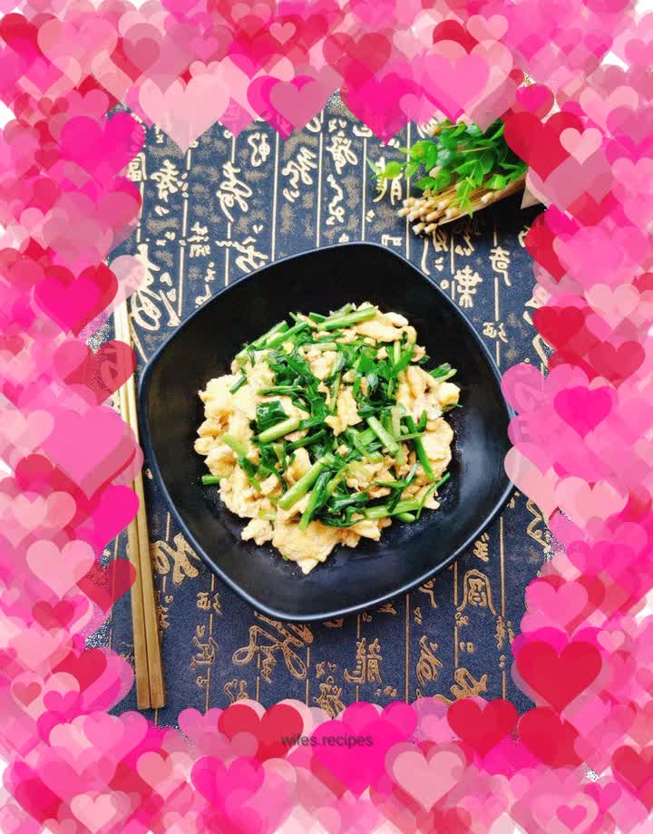 Fried eggs with green garlic