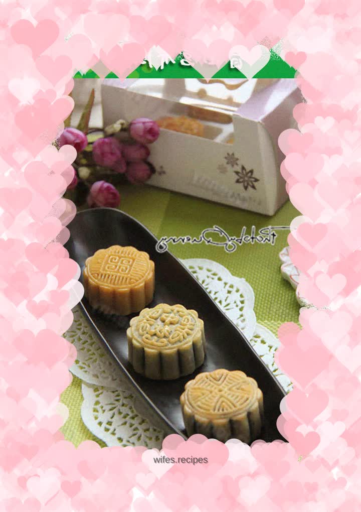 Cantonese style lotus paste and egg yolk mooncake