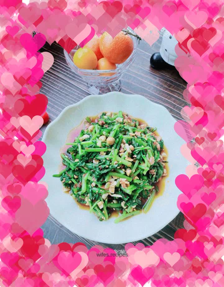 Peanuts mixed with chrysanthemum