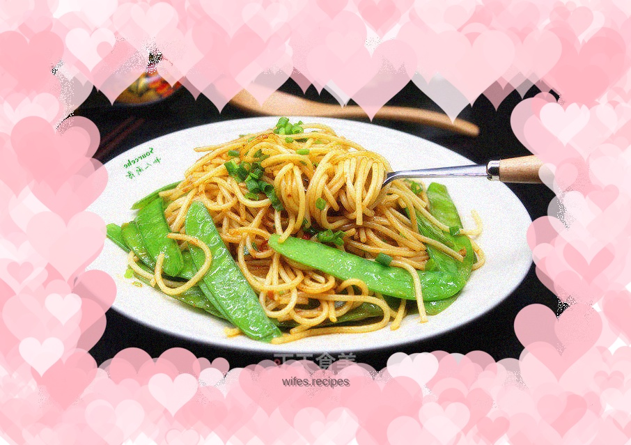 A combination of Chinese and Western, fried pasta with snow peas