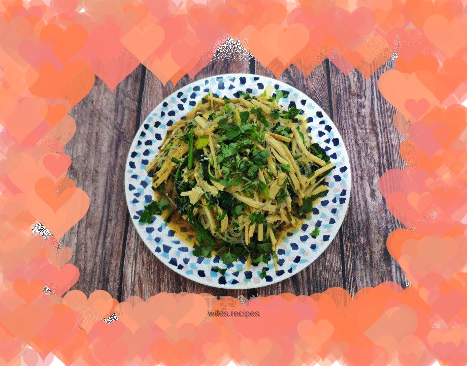 Spinach vermicelli mixed with bean curd