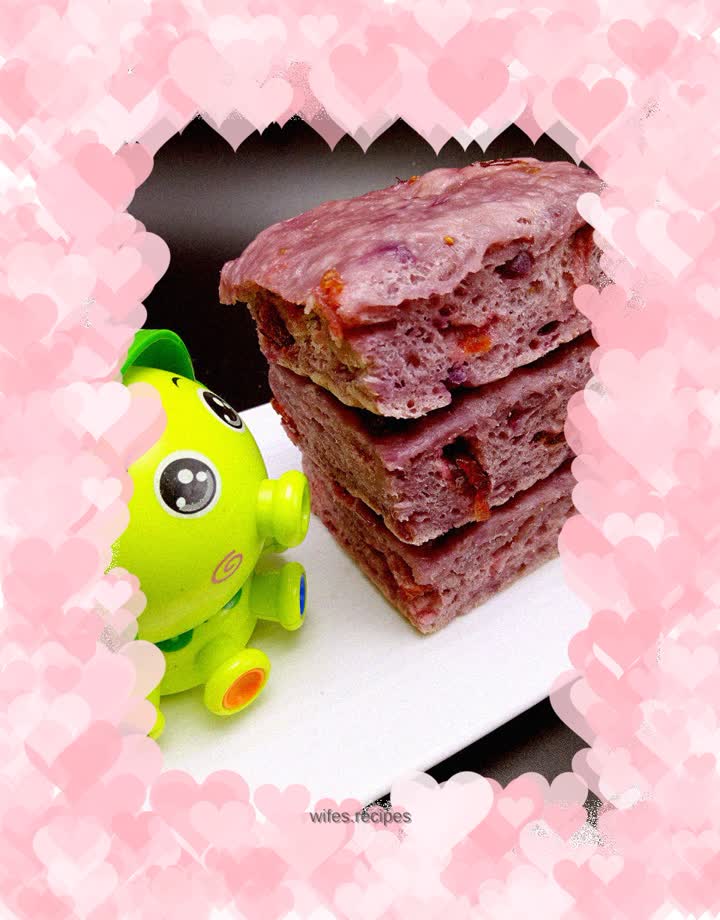 Purple sweet potato and cranberry steamed cake