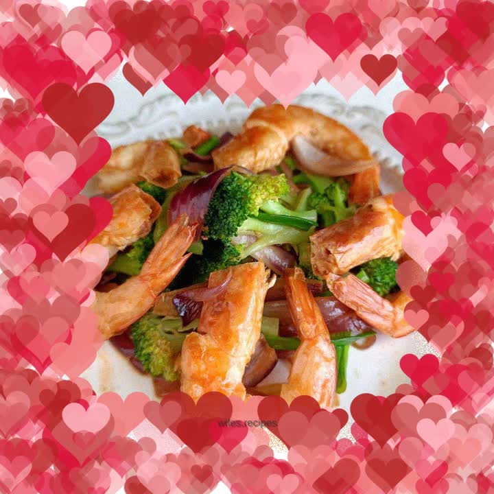 Stir-fried shrimps with onions and broccoli