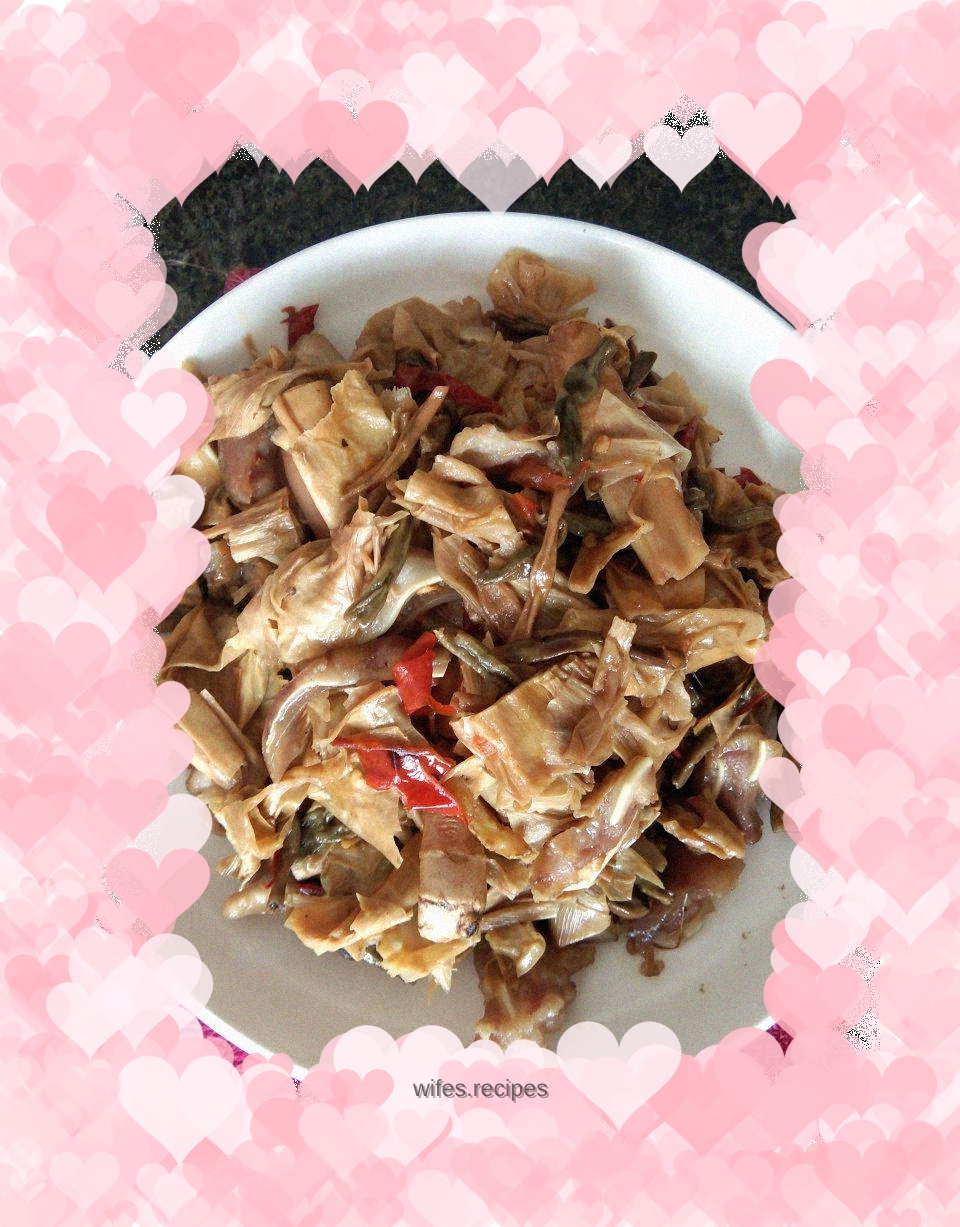 Stir-fried pig ears with dried bamboo shoots