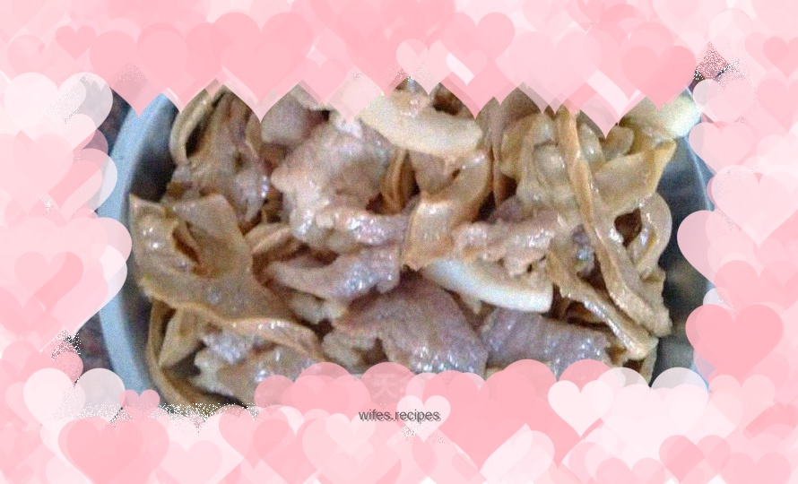 Stir-fried pork slices with vegetables and mushrooms