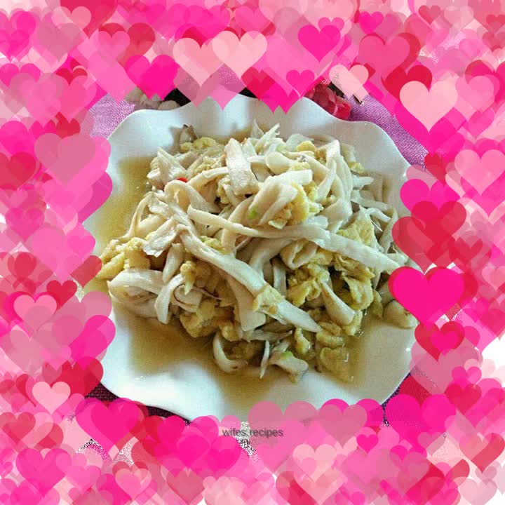 Scrambled eggs with king oyster mushrooms