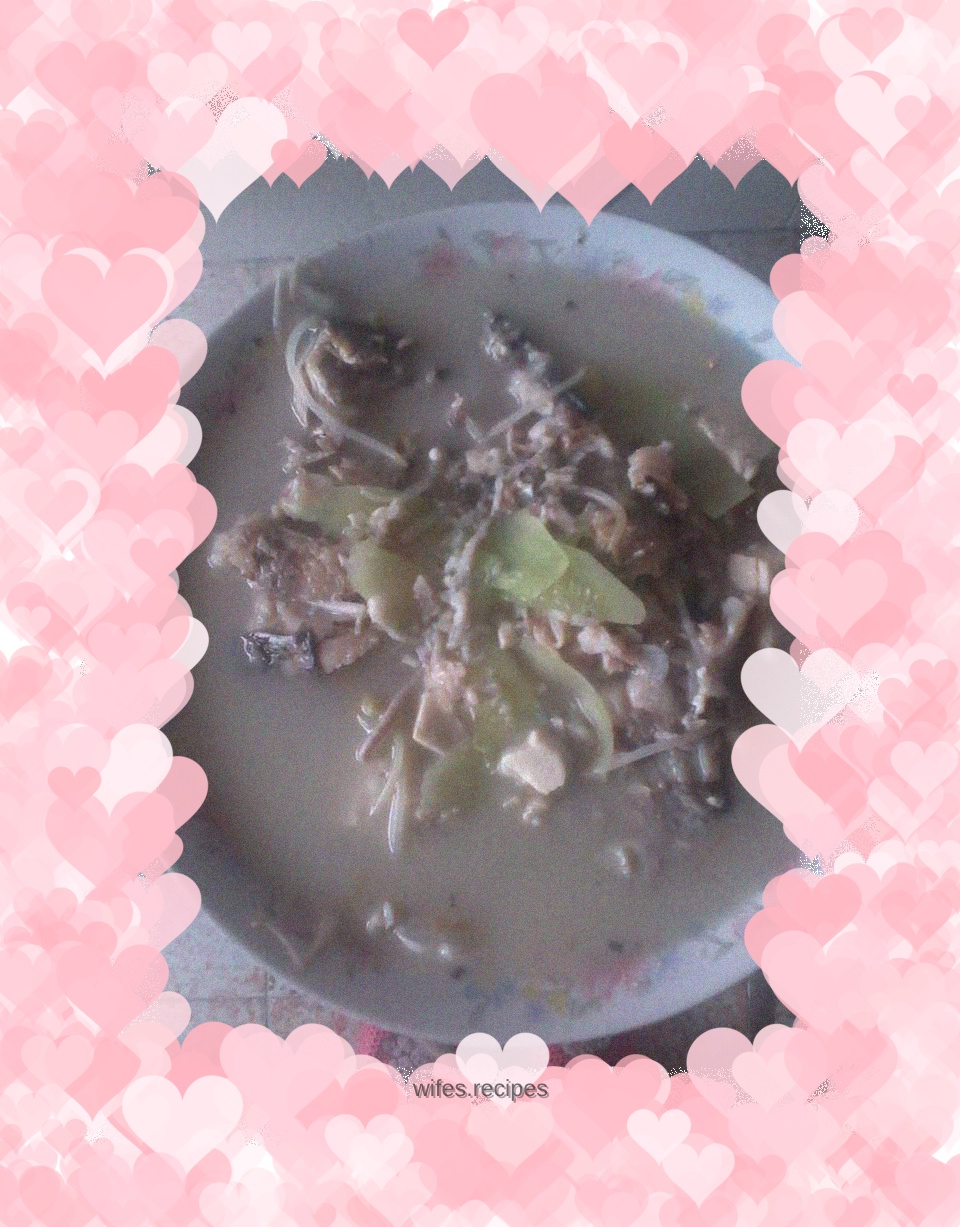 Snow-white and tender crucian carp soup