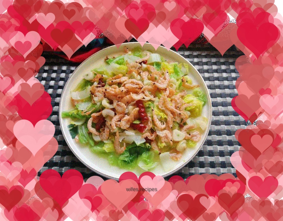 Red shrimp and cabbage in sauce