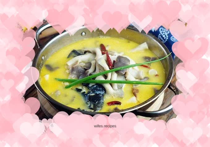 Spicy mushrooms, white and black fish soup