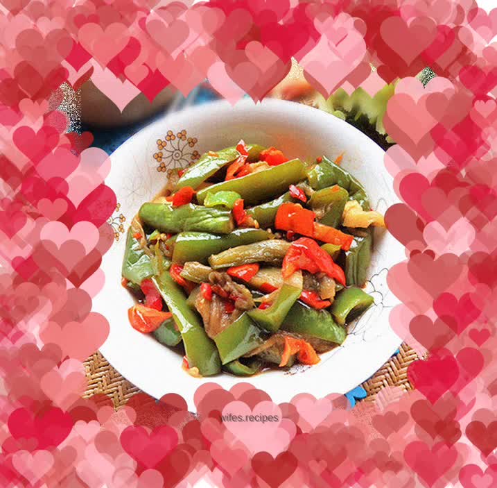 Chopped pepper mixed with green eggplant