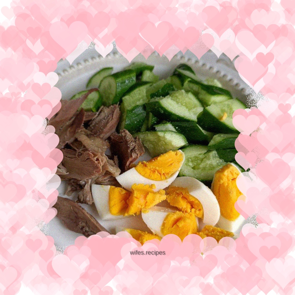Eggs and pigeon meat mixed with cucumber