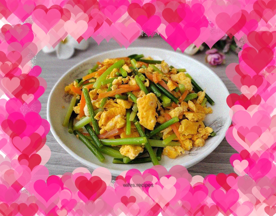 Scrambled eggs with garlic