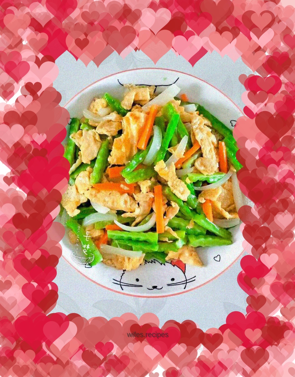 Fried eggs with bitter gourd and onions