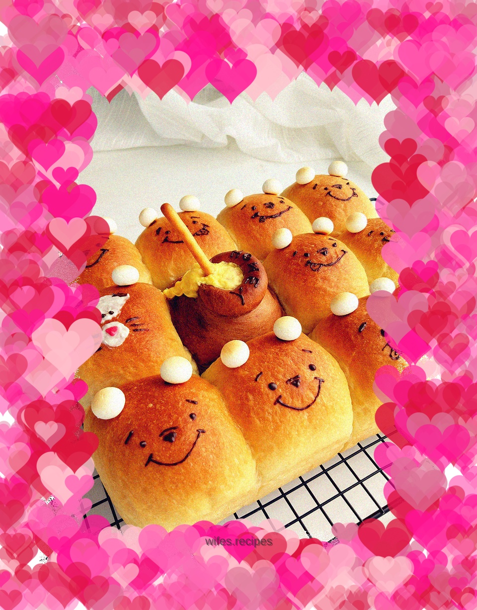 Winnie the Pooh squeezes the bun