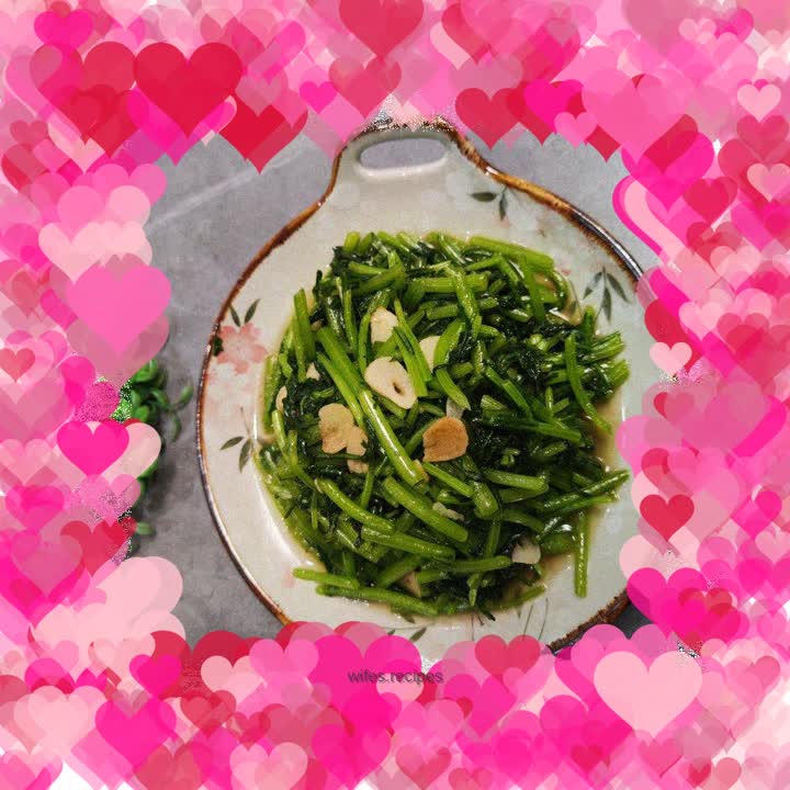 Stir-fried chrysanthemum with garlic slices