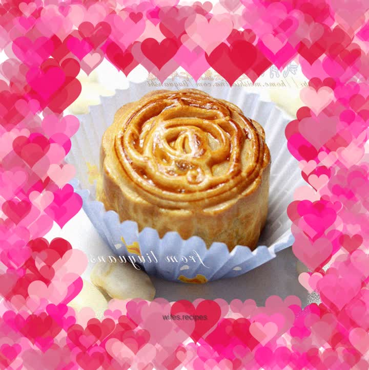 Cantonese-style mooncakes with white beans and pine nuts and beef cubes