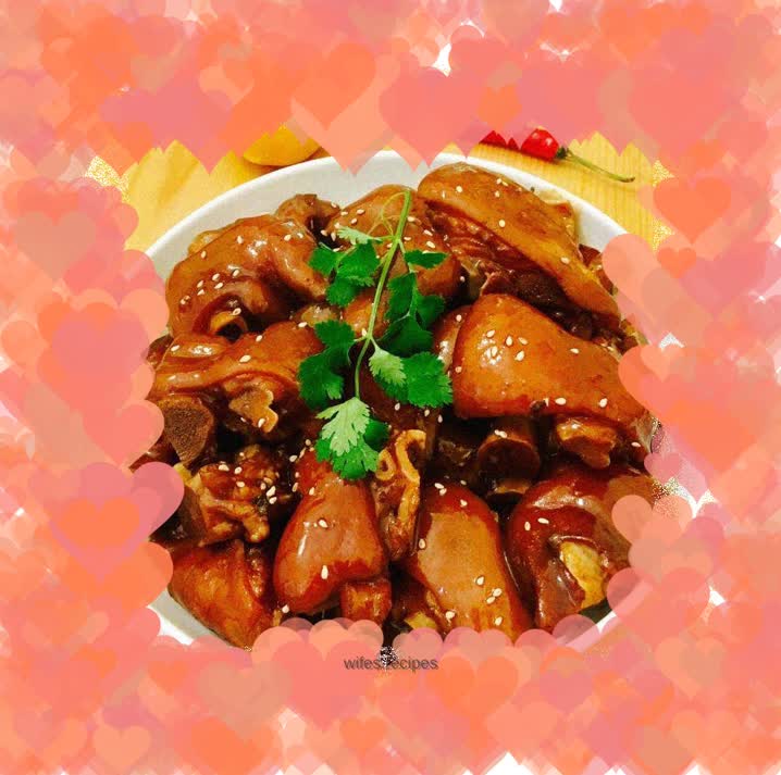 Braised pork trotters