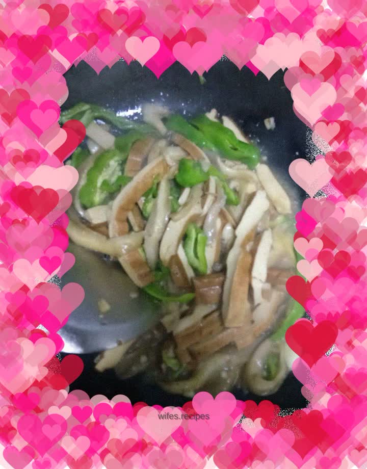 Stir-fried Dried Tofu with Green Pepper and Oyster Mushroom