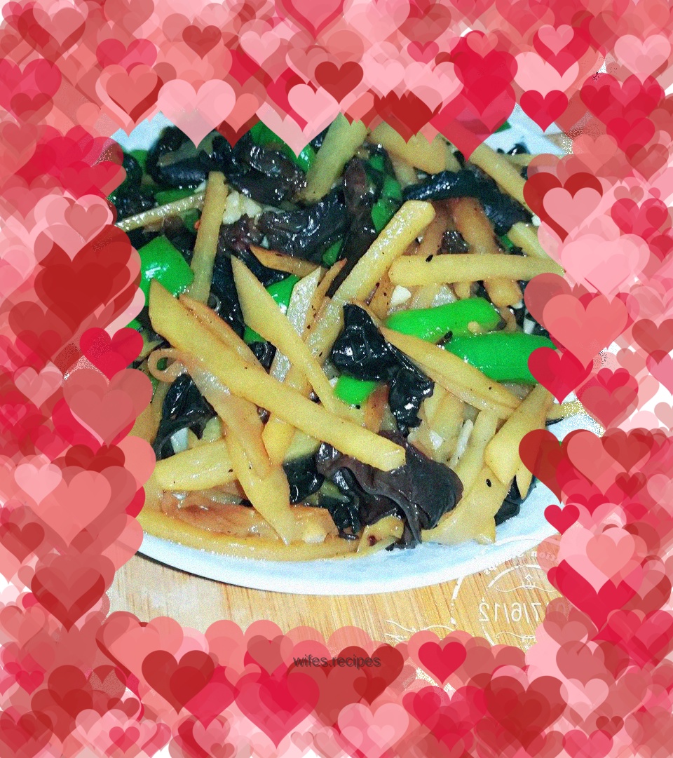 Stir-fried fungus with green pepper and potatoes