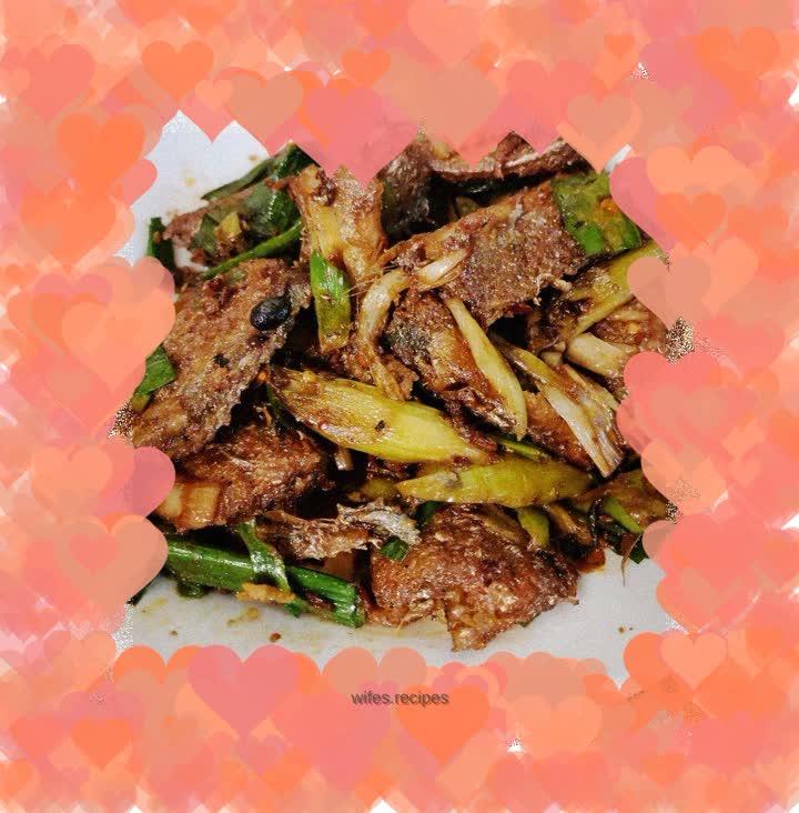 Braised hairtail with garlic sprouts