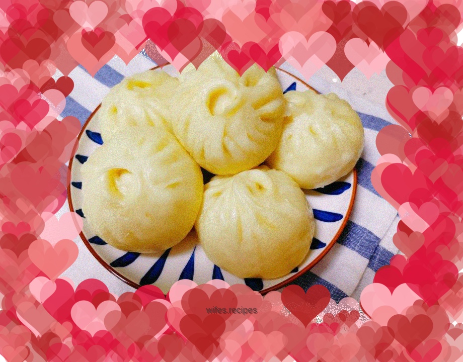 Steamed buns stuffed with pickled cabbage