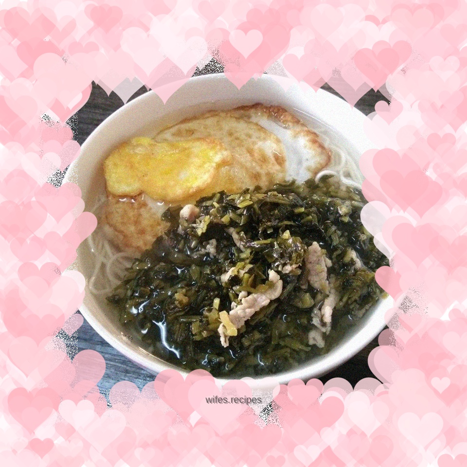 Shredded pork noodles with egg, pickled vegetables and vegetables