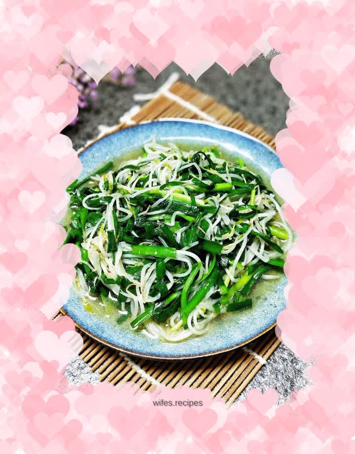 Stir-fried bean sprouts with leeks