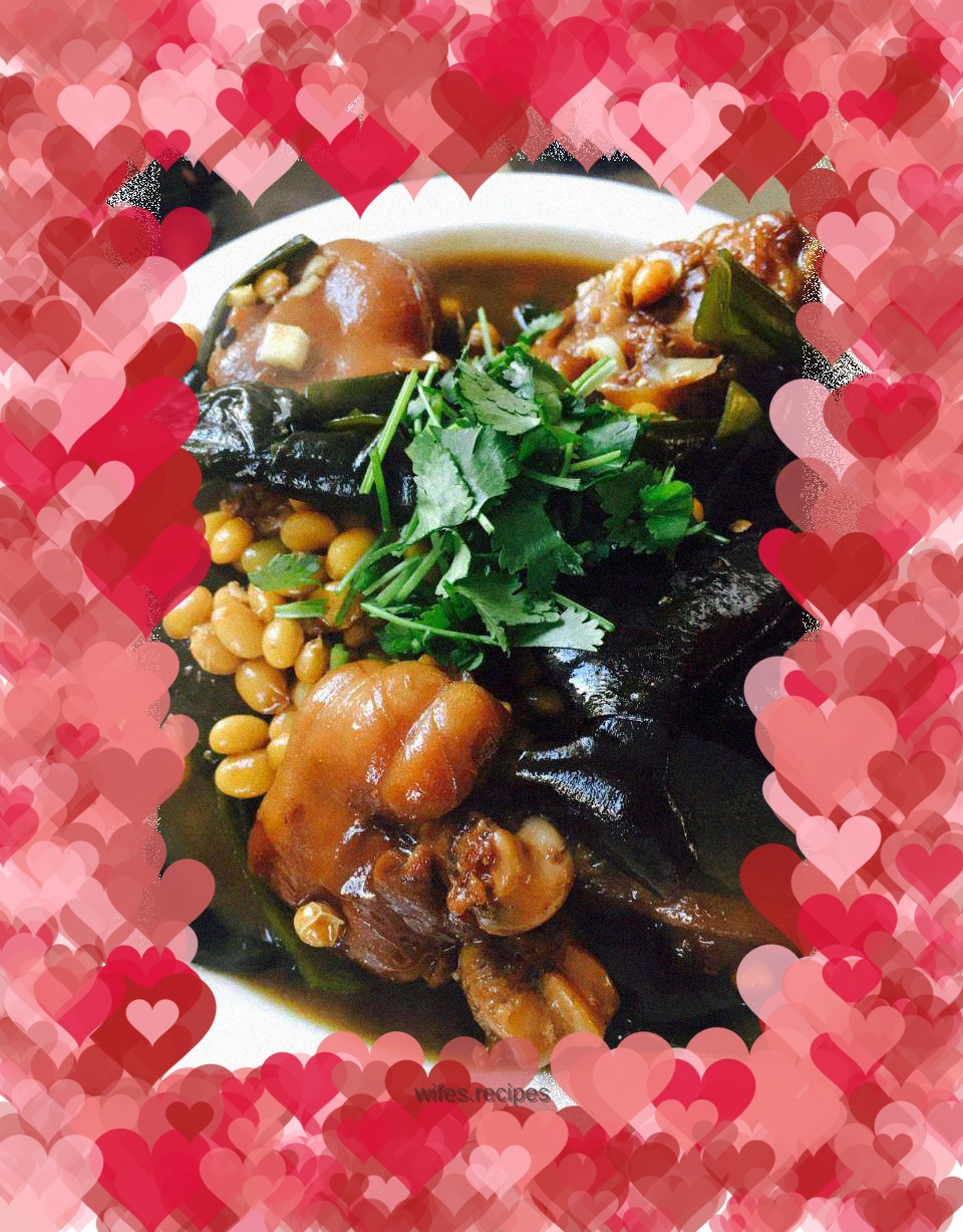 Pork trotters and kelp buckles stewed with soybeans