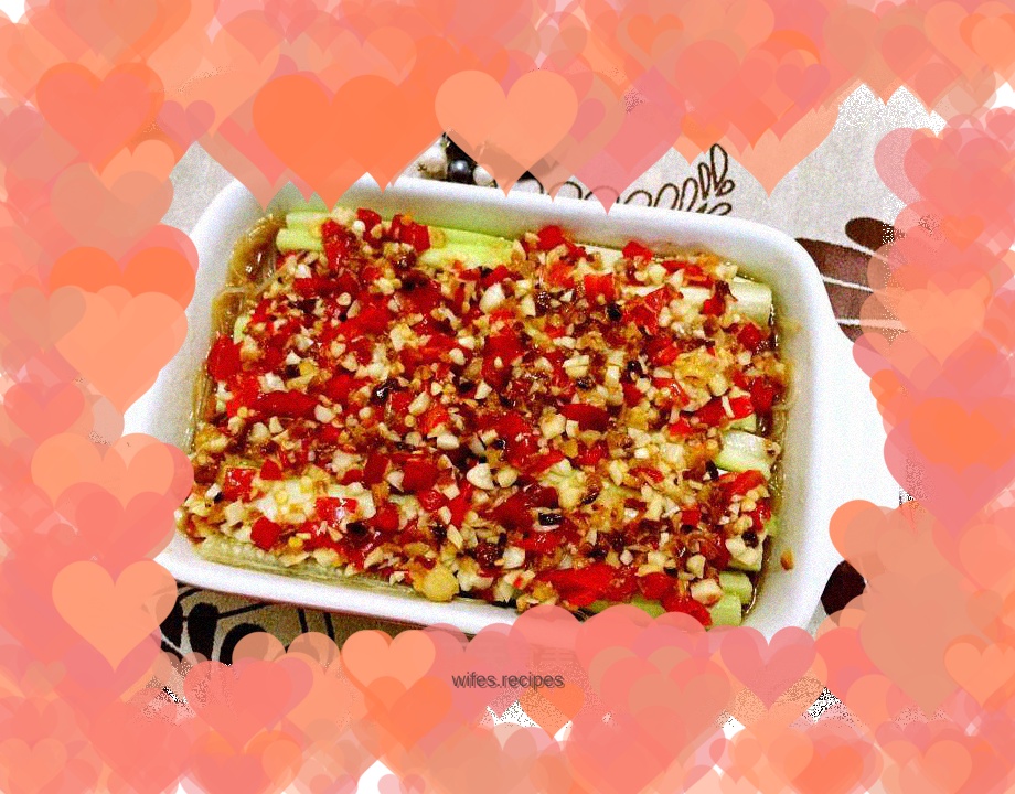 Steamed loofah with garlic vermicelli