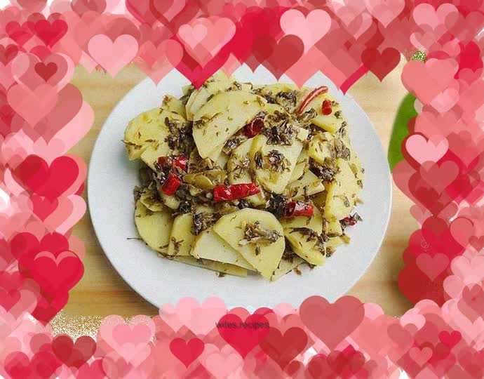 Fried potato slices with pickled vegetables