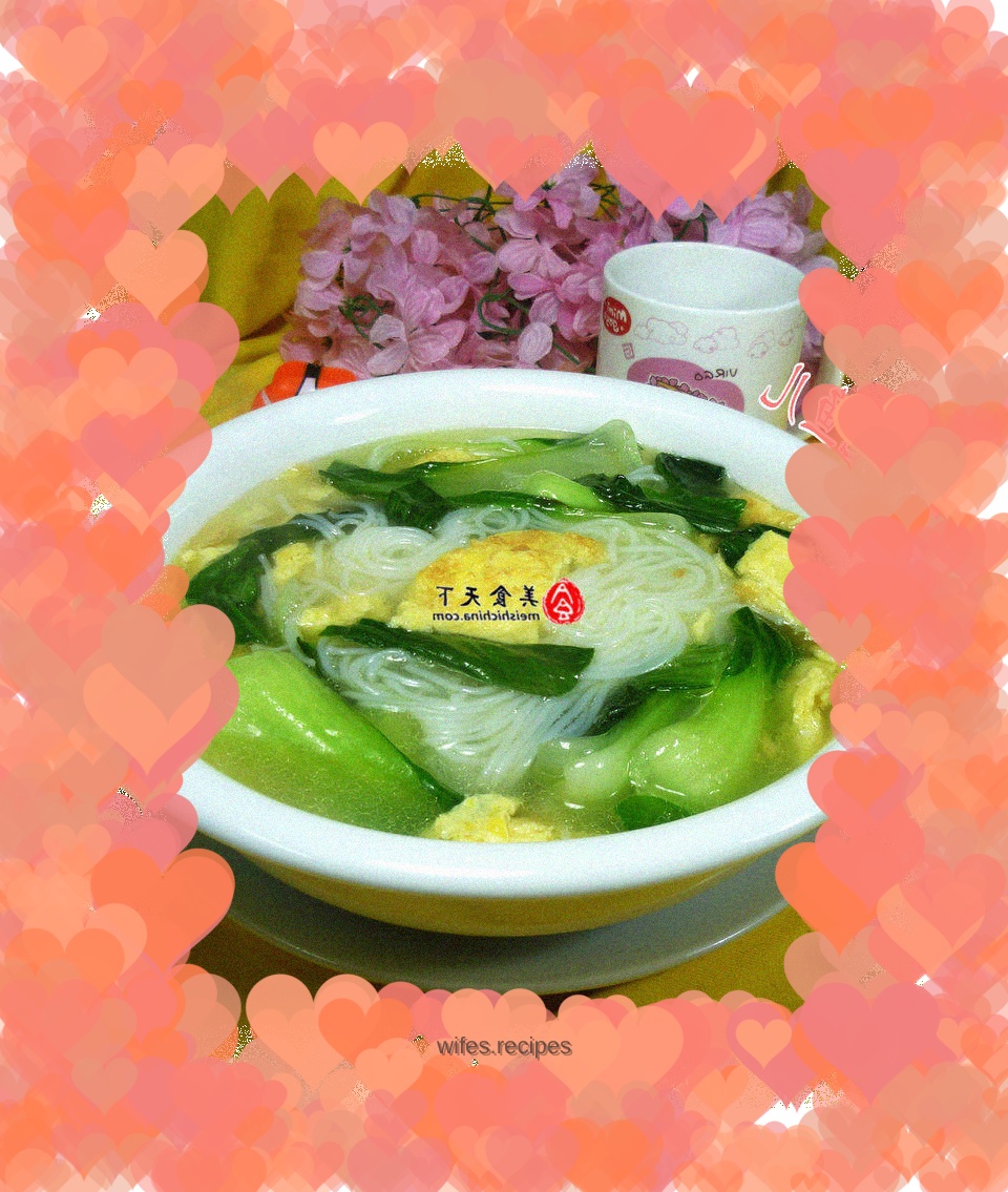 Green vegetable and egg rice noodles